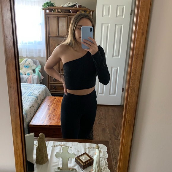 Princess Polly one shoulder black crop top! - Picture 4 of 4